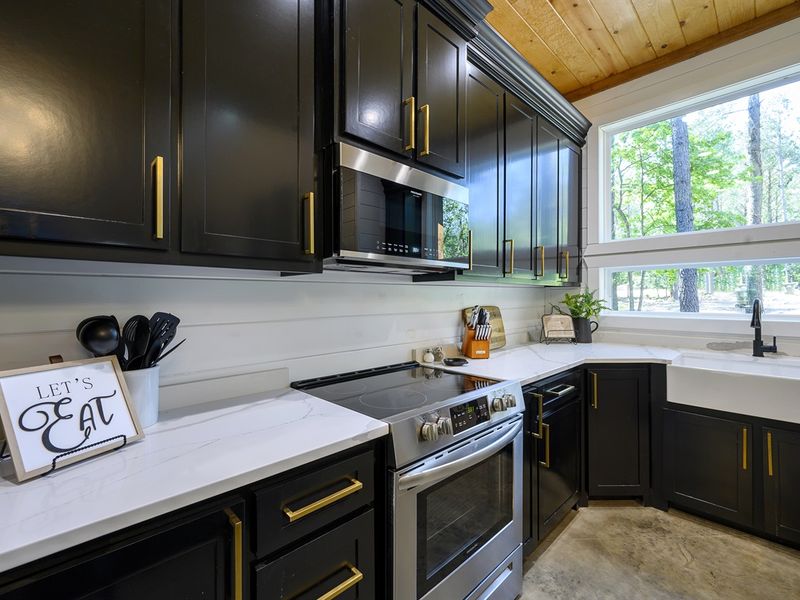 Where modern meets homey – this kitchen whispers sophistication and warmth.