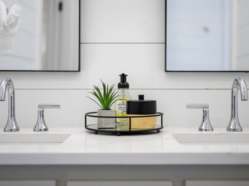 King Bedroom 2's ensuite bathroom