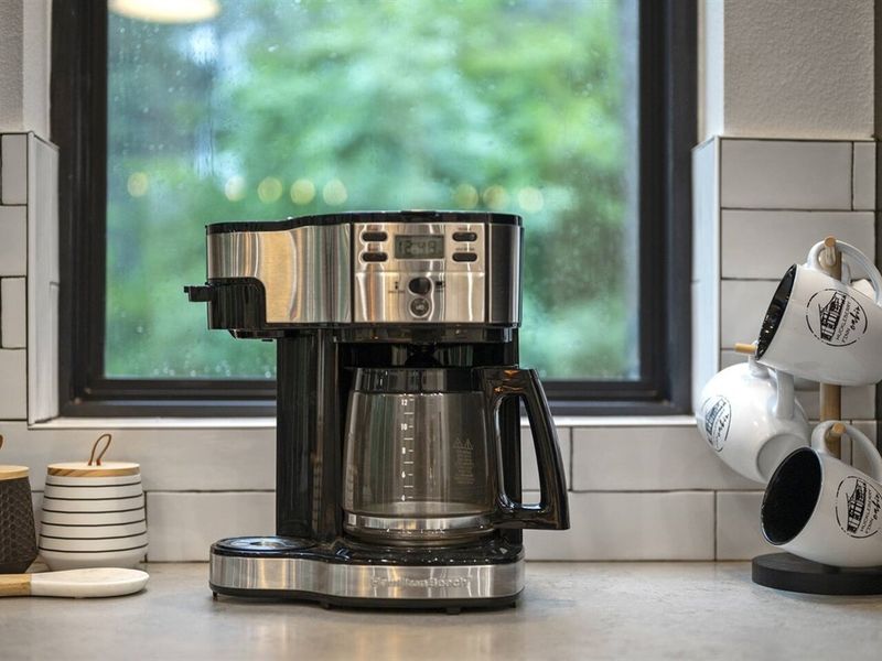 Dual coffee maker with full pot and single serve options and reusable filters, (no need for k-cups)