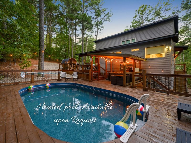 💦 Private Spa Retreat in Broken Bow: Soak in the hot tub, swim in the heated pool, and relax in the sauna — your complete wellness escape in nature.