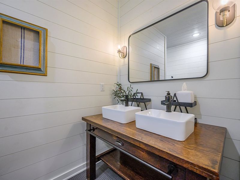 A dual sink paradise ready for those morning mirror selfies!