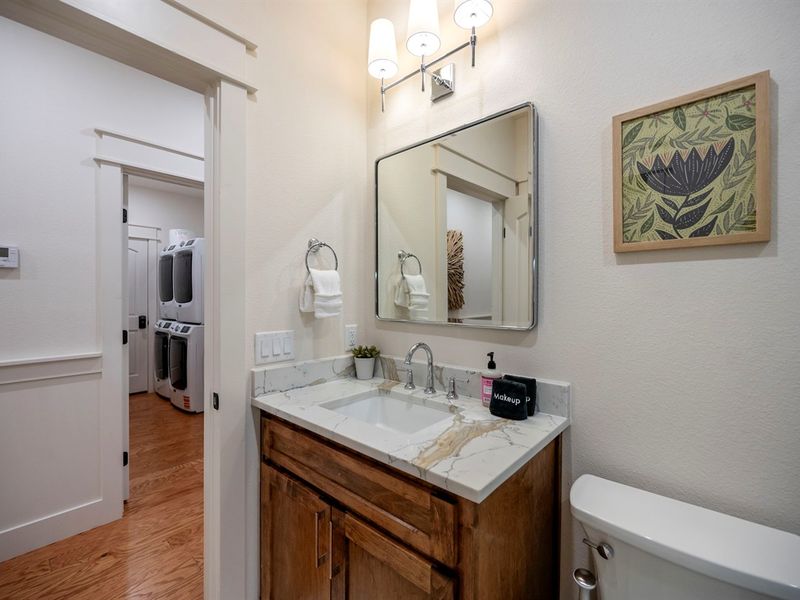 From marble counters to soft lighting, this space blends everyday function with cabin charm. ✨🏡