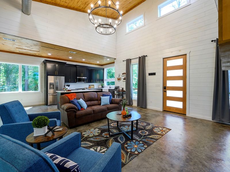 Open-concept living | Modern cabin kitchen | Hochatown getaway | Couples & family retreat