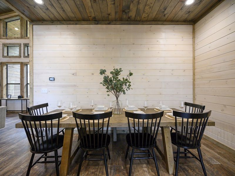 Unwind in style at this dreamy cabin dining room