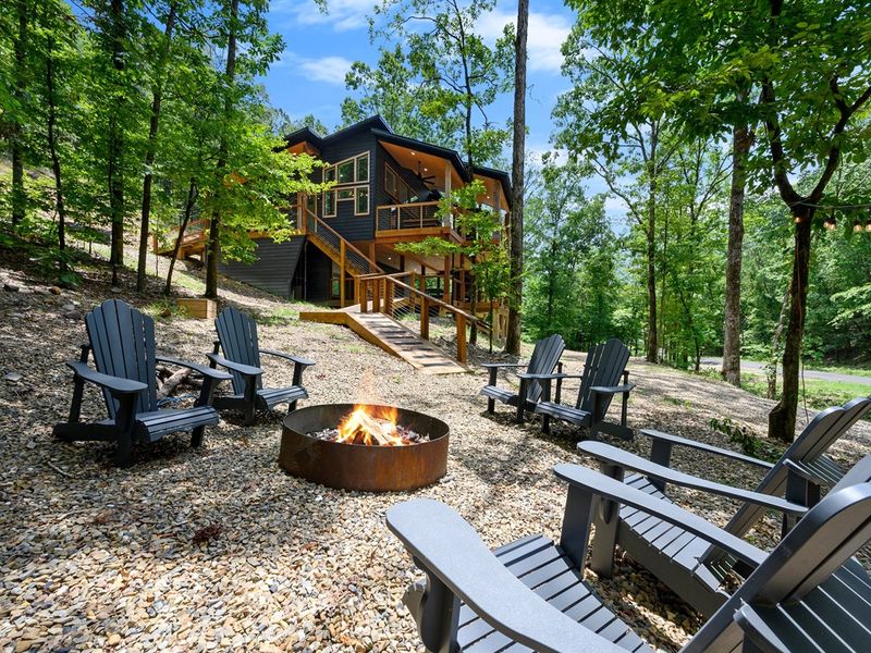 Fireside Moments: Gather under the pines for s’mores, stories, and starry-night magic