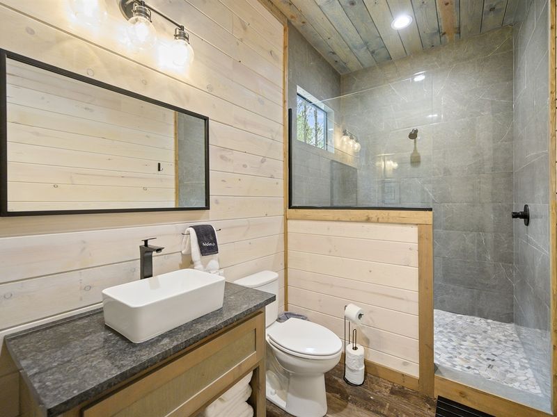 Jack & Jill w Bunk Room