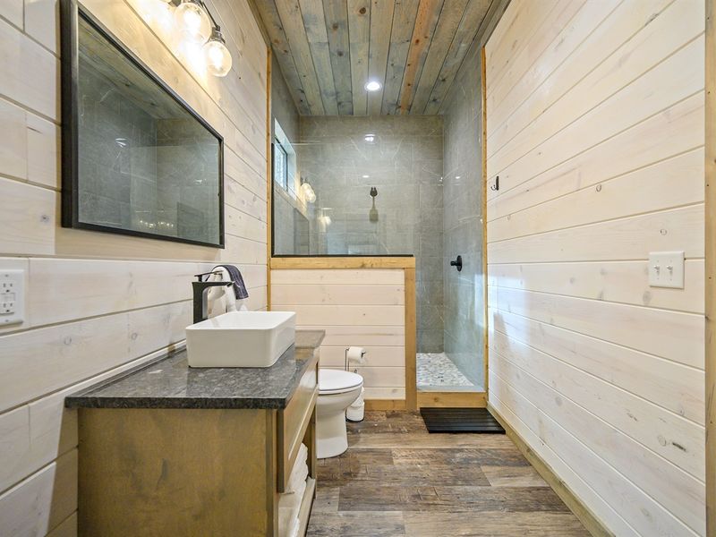 Jack & Jill w Bunk Room