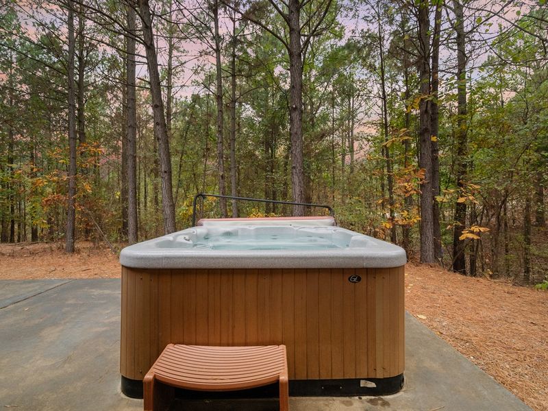 Unwind in the hot tub on your private deck, surrounded by the tranquility of the forest. It’s the perfect way to relax and recharge while soaking in nature’s beauty.