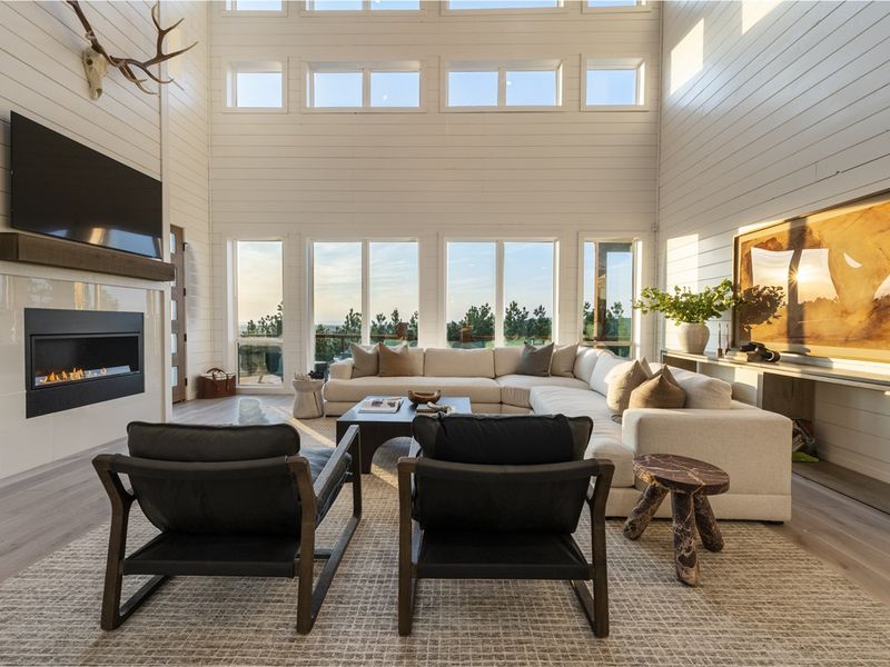Large living room with plenty of seating
