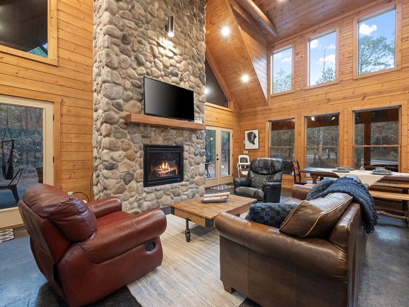Whether you’re curled up by the fire or enjoying a movie night with loved ones, this open-concept living room creates the perfect setting to relax, unwind, and make lasting memories during your Broken Bow getaway.