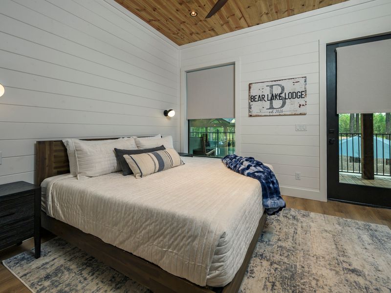 Bright, comfortable, and thoughtfully appointed, this inviting bedroom offers a restful retreat after a day of enjoying all the lodge has to offer.