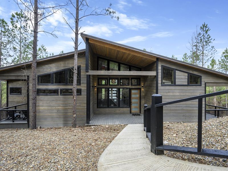 Embracing nature's embrace: A striking modern escape nestled in the heart of the enchanting woods! 🌲