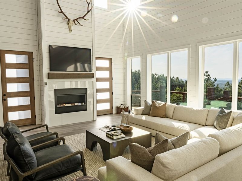 Large livingroom with plenty of seating