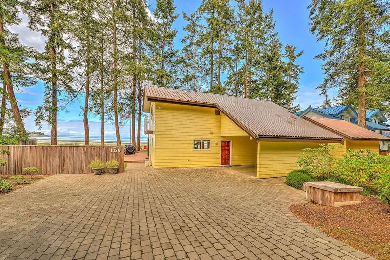 Driveway main entrance. 