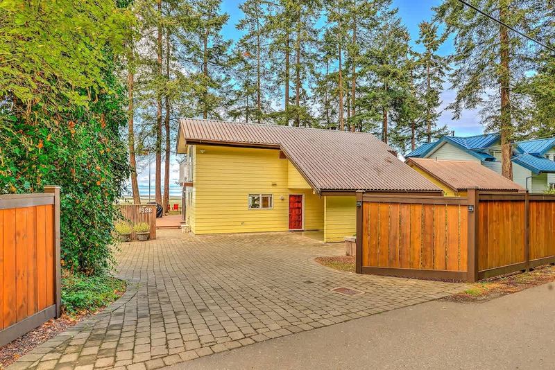 Main entrance to Kye Bay Beach House. 