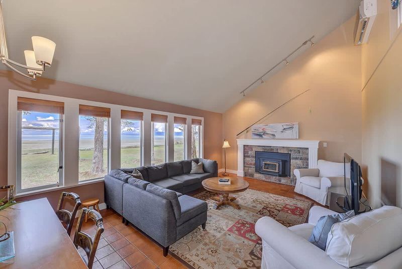 Living room space to enjoy with fantastic views. 