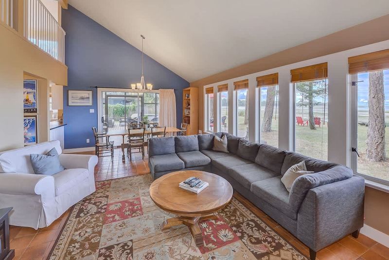 Living room space to enjoy with fantastic views. 