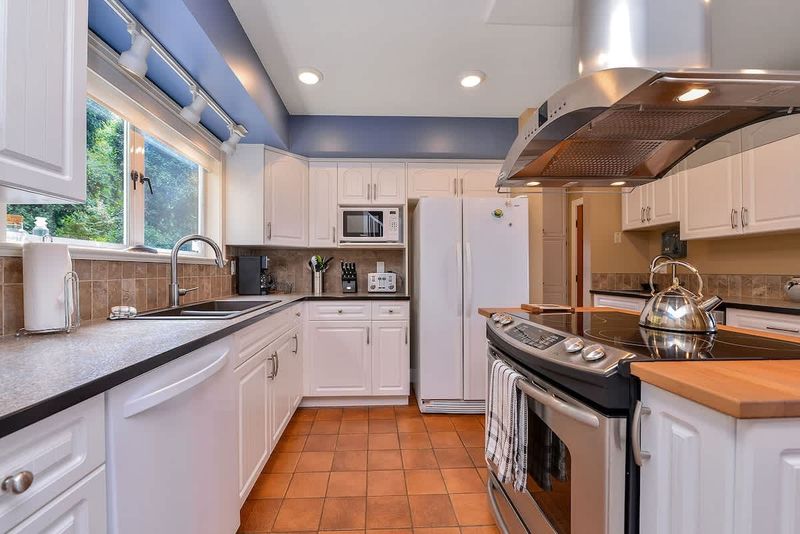 Fully equipped modern kitchen.