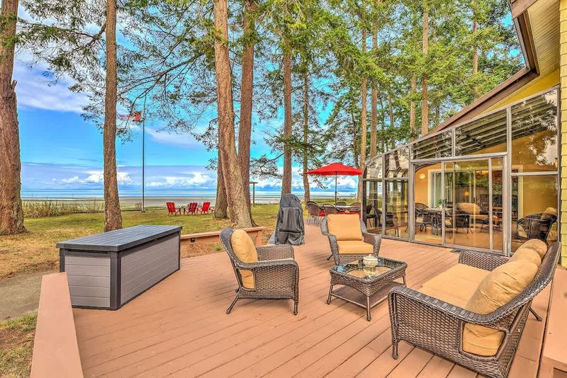 Wonderful outdoor living spaces with beach views. Note that outdoor patio furniture has been winterized from November 1 - March 31.