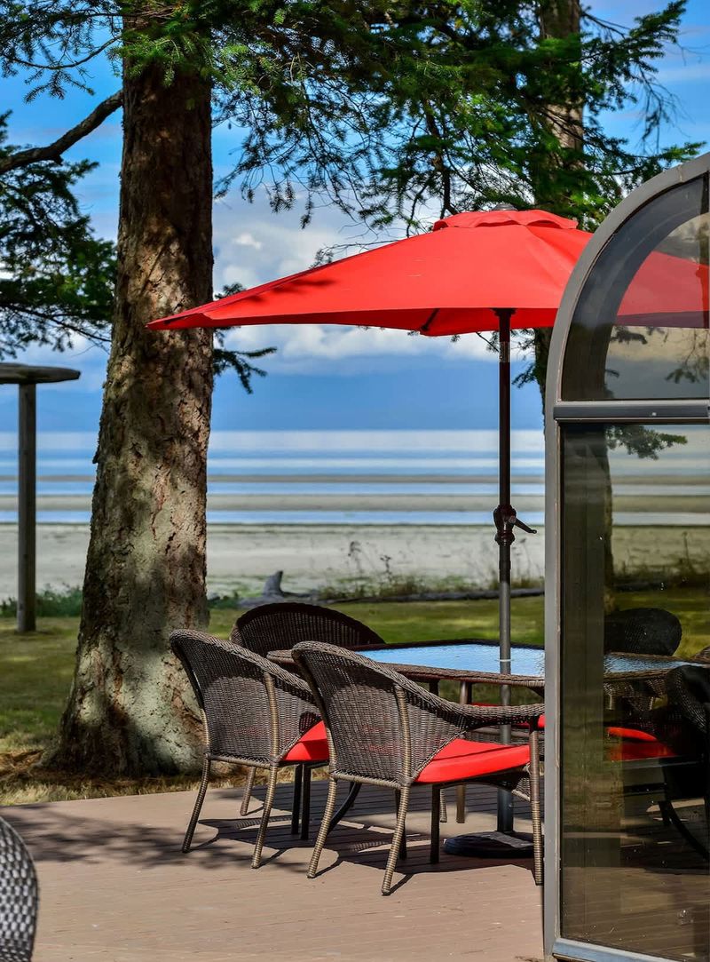 Enjoy the outdoor living with beach front access. Note that outdoor patio furniture has been winterized from November 1 - March 31.