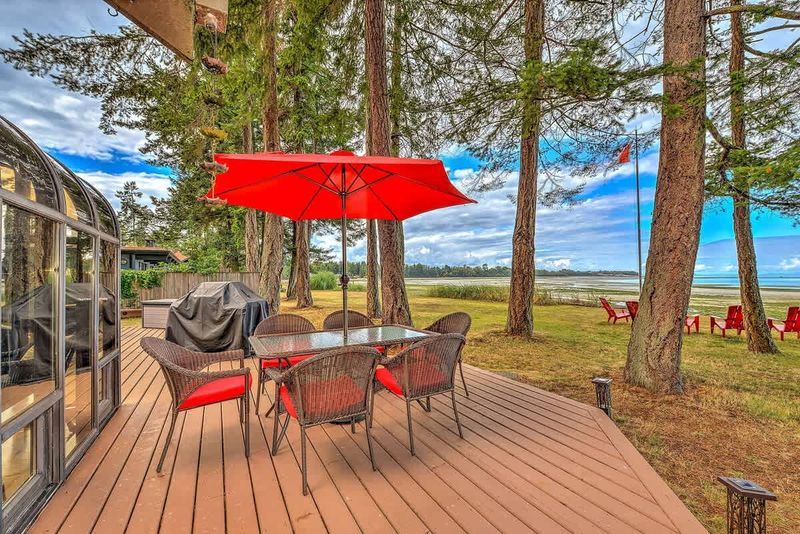 Wonderful outdoor living spaces with beach views. Note that outdoor patio furniture has been winterized from November 1 - March 31.