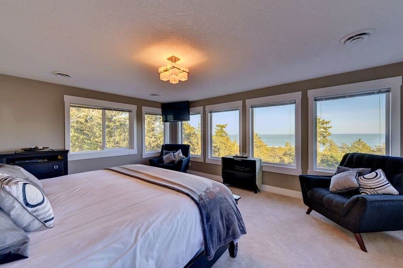 Master bedroom with ensuite, huge walk in closet and lovely ensuite. Panoramic views as well!