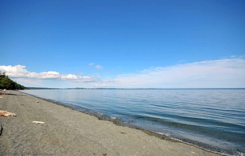 Taylor Beach is a 5 minute drive away offering a true west coast landscape and many hiking trails. 