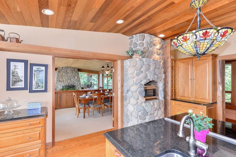 Large fully equipped modern kitchen. 