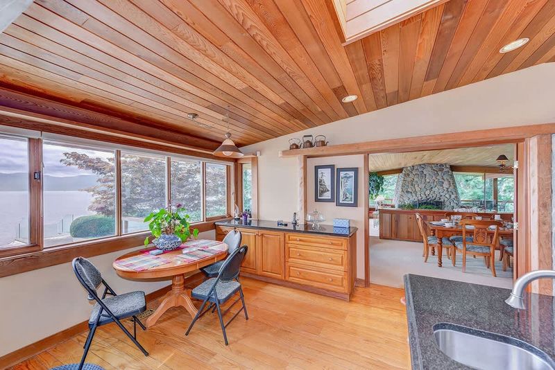 Large fully equipped modern kitchen. 