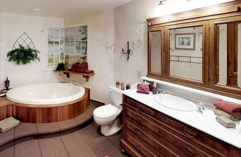 5th bedroom ensuite bathroom. 