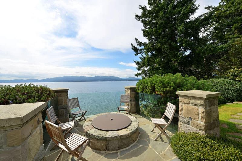 Fire pit area overlooking the ocean. 