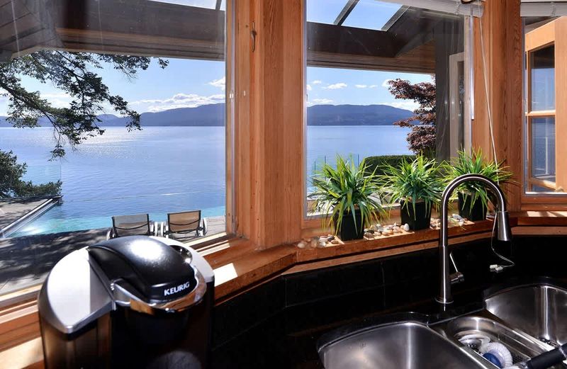 Kitchen ocean views. 