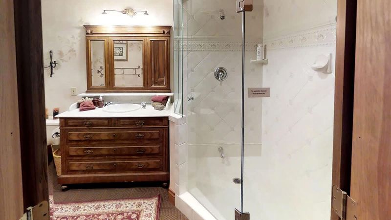 5th bedroom ensuite bathroom. 