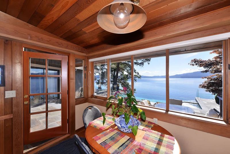Kitchen ocean views. 
