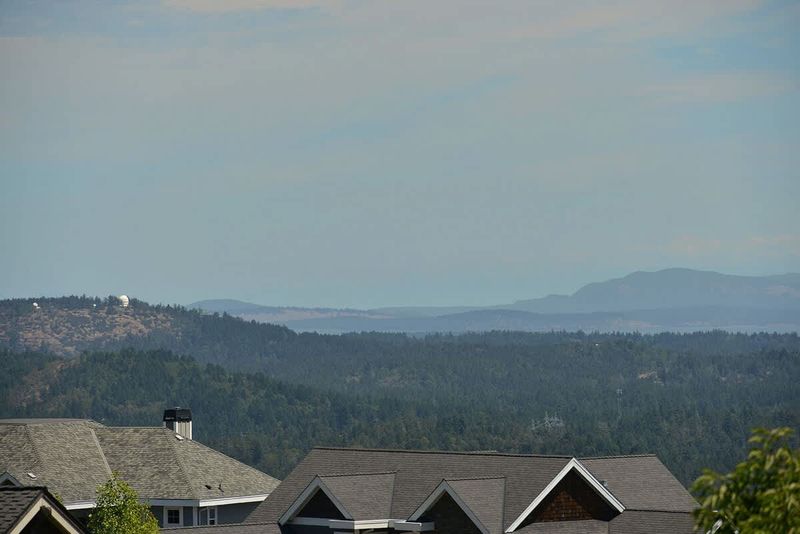Incredible City, Ocean, and Mountain Views. 