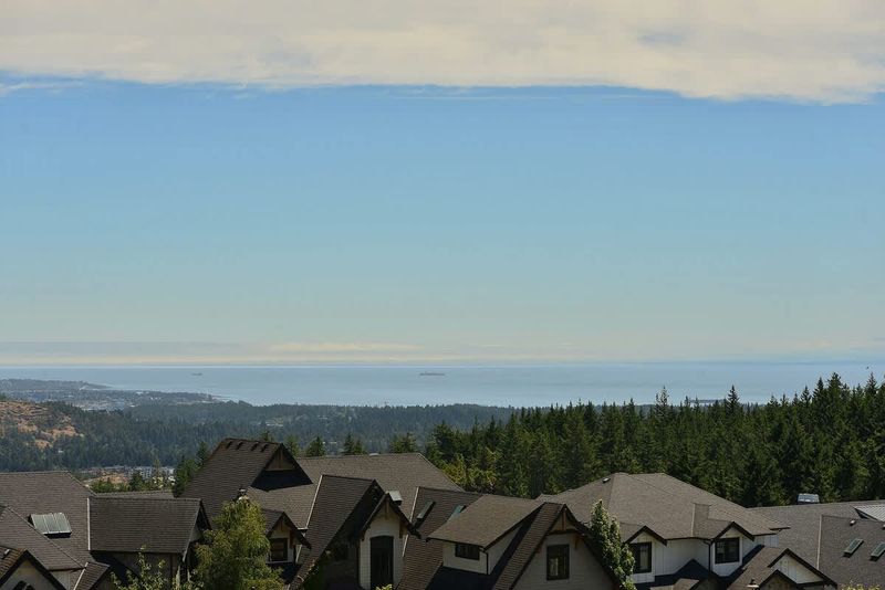 Incredible City, Ocean, and Mountain Views. 