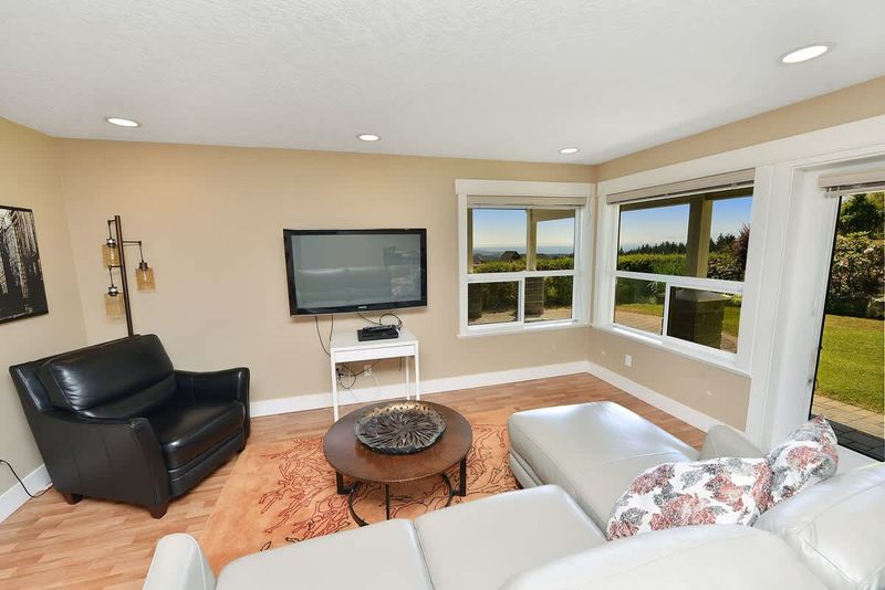 Main level 3rd living room in suite. 