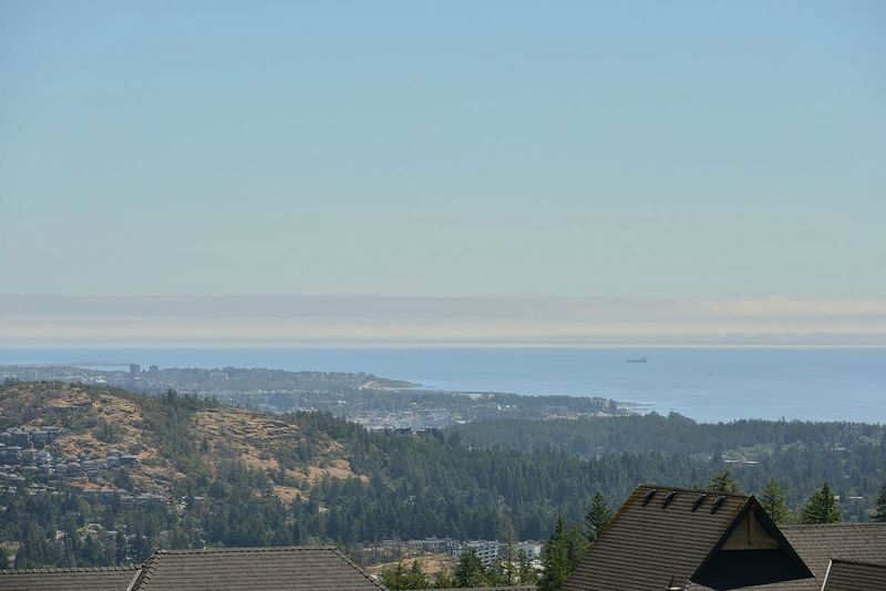 Incredible City, Ocean, and Mountain Views. 
