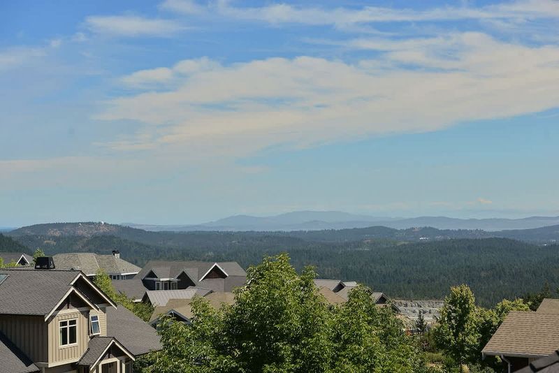 Incredible City, Ocean, and Mountain Views. 