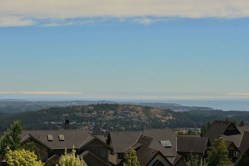 Incredible City, Ocean, and Mountain Views. 