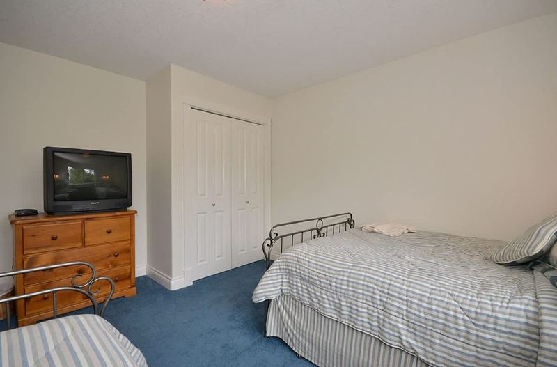 Guest room with 2 double beds
