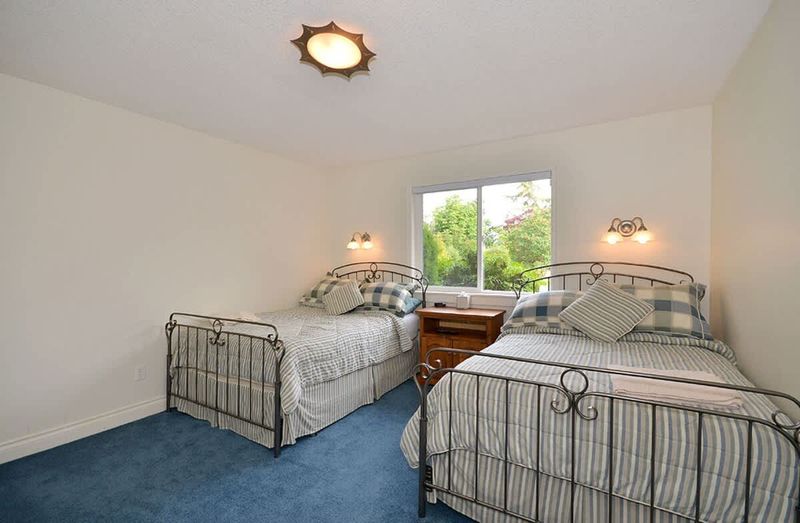 Guest room with 2 double beds