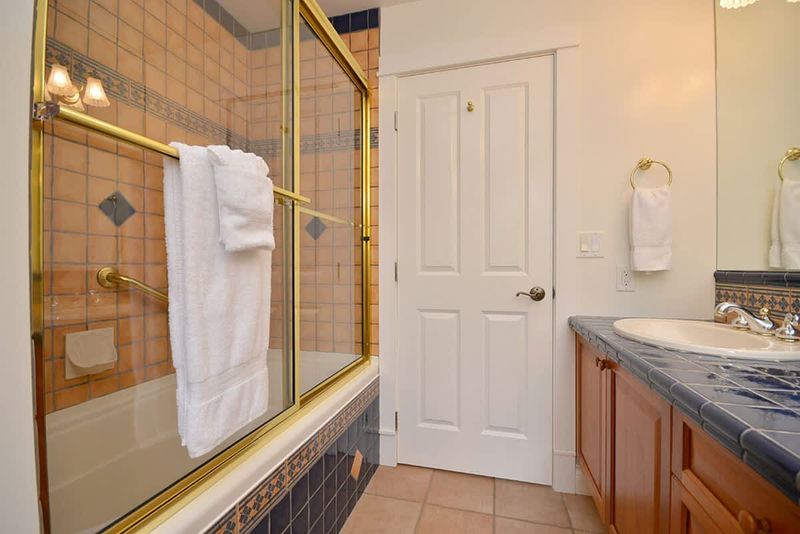 The full bath is located in the hallway between all the bedrooms.