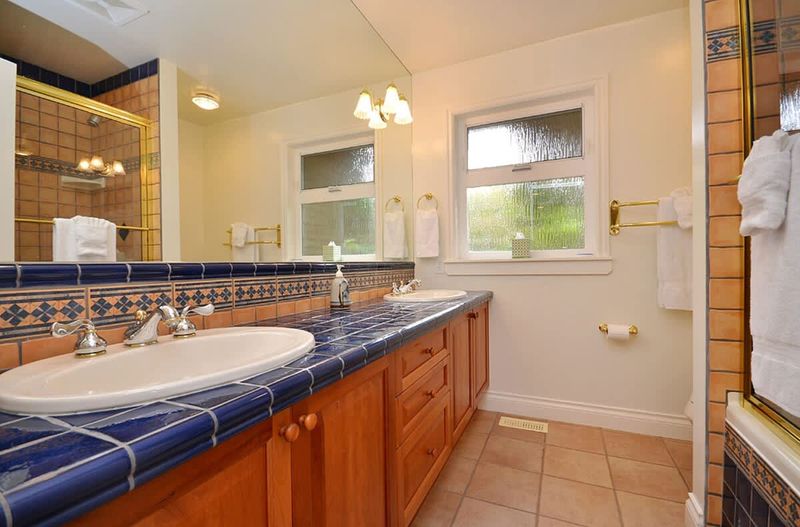 The full bath is located in the hallway between all the bedrooms.