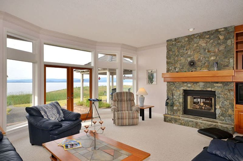 Huge living/entertainment room in the center of the house.