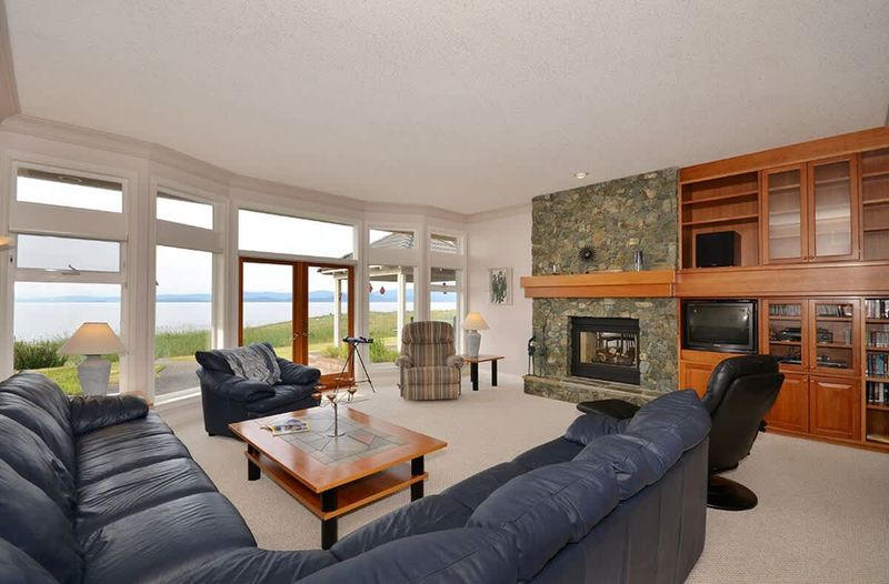 Huge living/entertainment room in the center of the house.