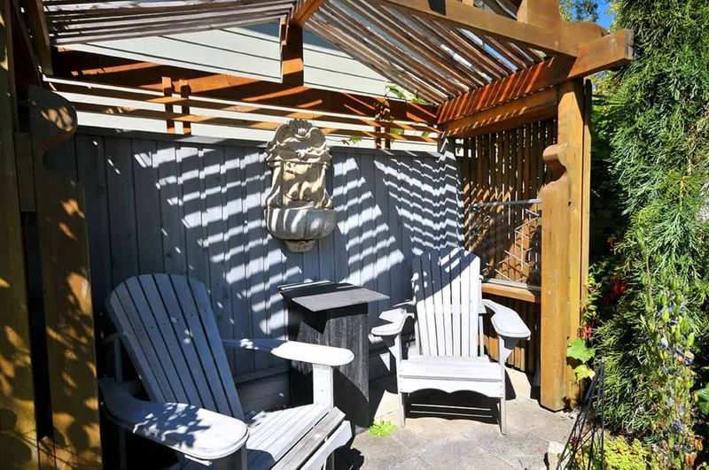Sitting area to enjoy the garden. 
