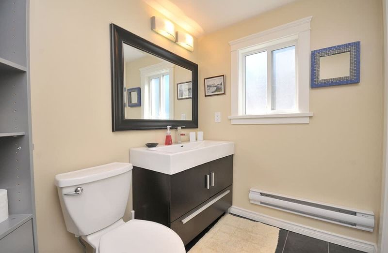 Full bathroom on the main floor.