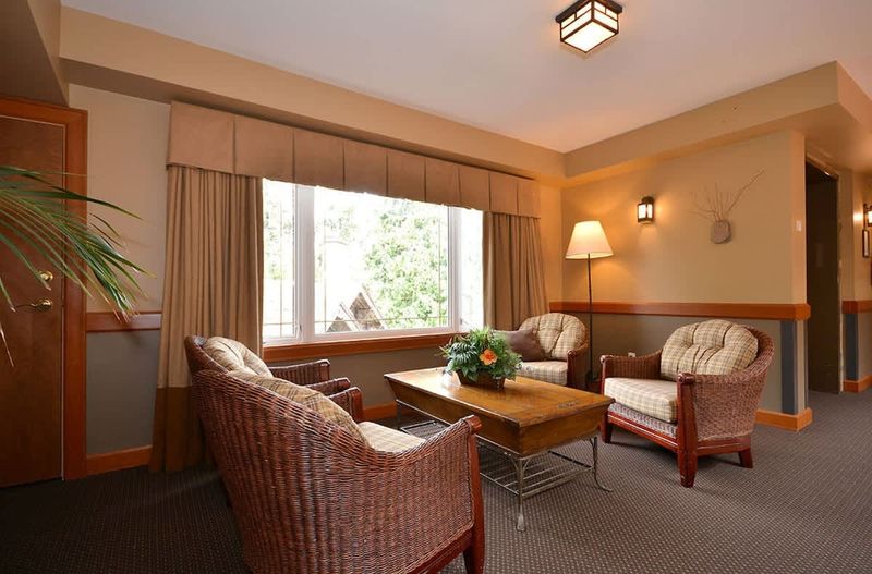 Spacious main floor foyer