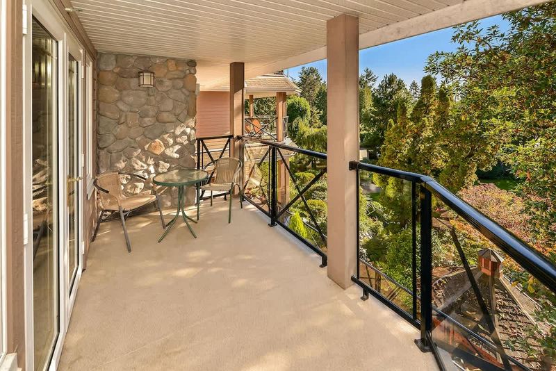 Beautiful deck side living. 